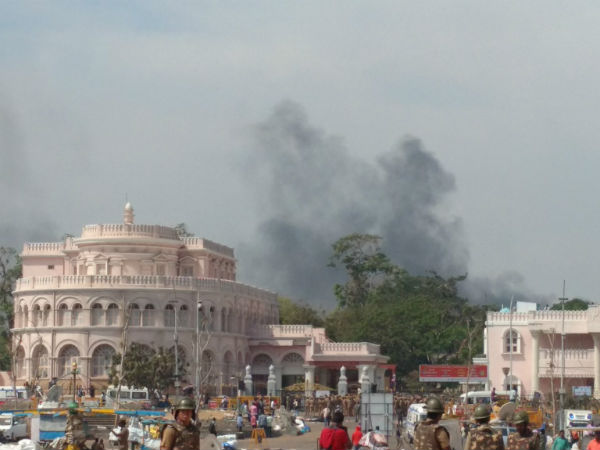 Jallikattu protests turn violent, Ice house police station set on fire by miscreants. Jallikattu protests turn violent, Ice house police station set on fire by miscreants.