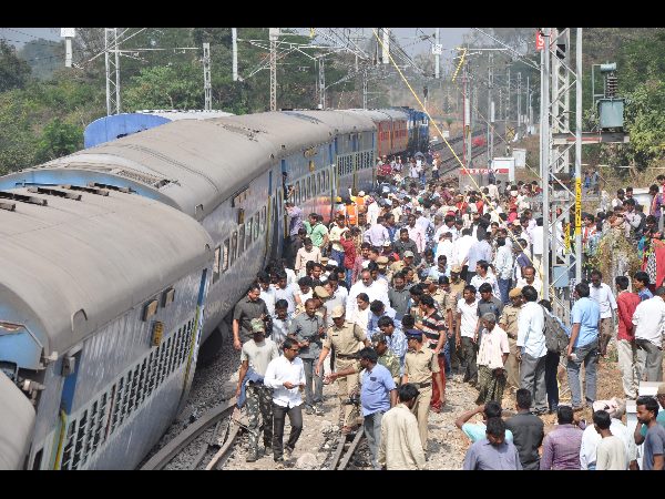 Many dead as Jagdalpur-Bhubaneswar Express derails at AP