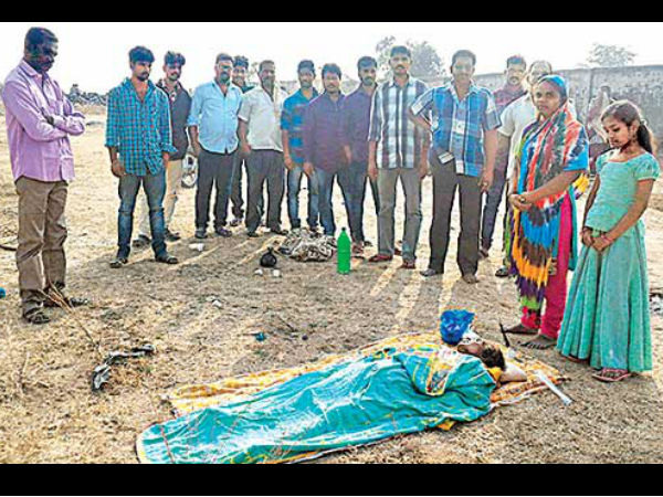 villagers oppose the dead body of a woman into their village villagers oppose the dead body of a woman into their village