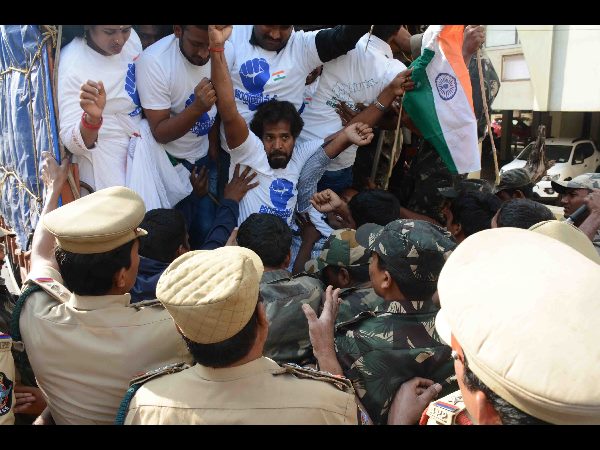 Hero Sampoornesh babu reaches Visakha