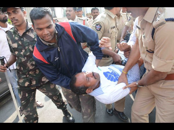 Hero Sampoornesh babu reaches Visakha
