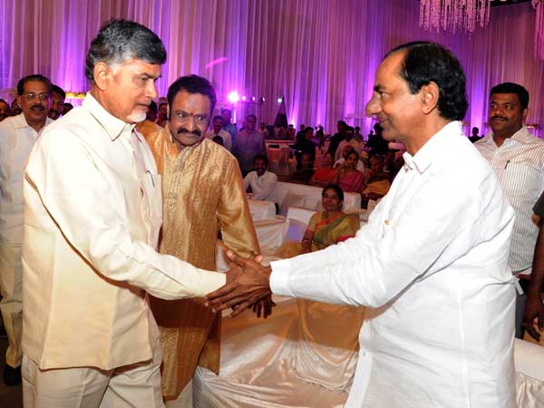 చేతులు కలిపిన చంద్రులు