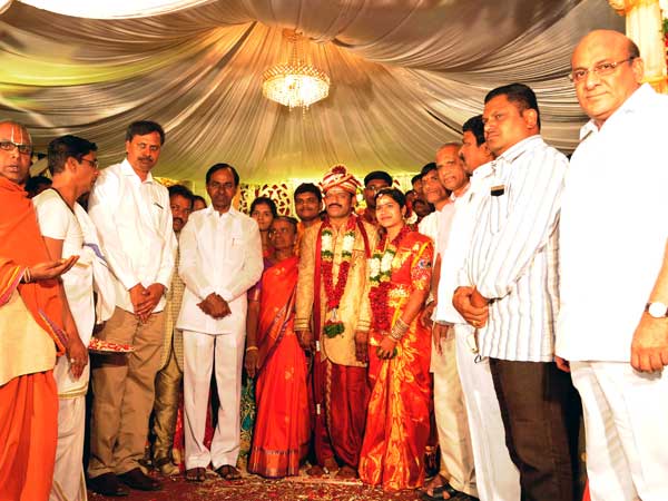 విద్యార్థి నేత వివాహ వేడుకలో..