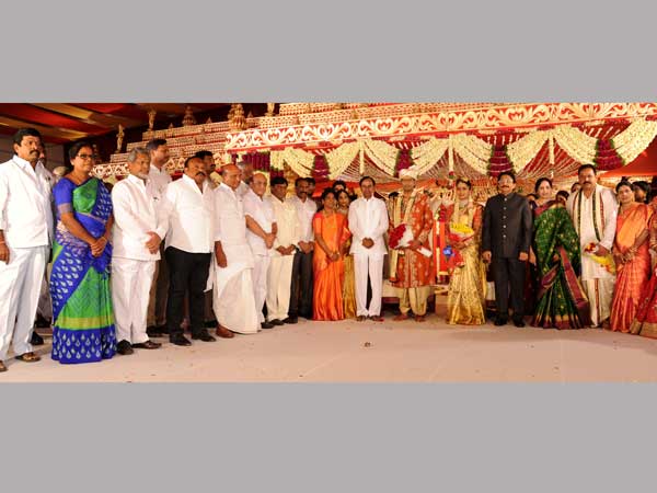 నూతన వధూవరులకు ఆశీర్వాదం