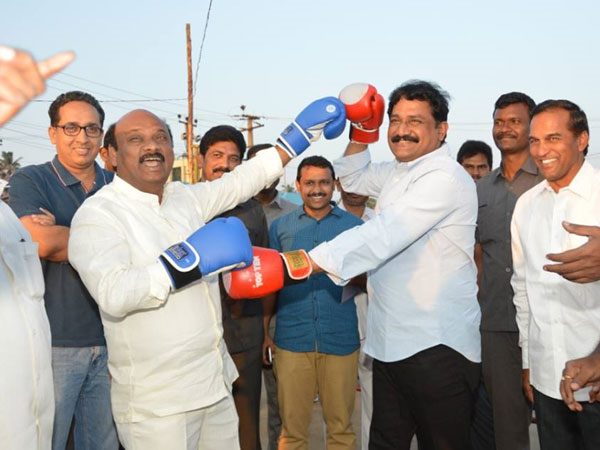 కుమ్ములాటలకు నిదర్శనం