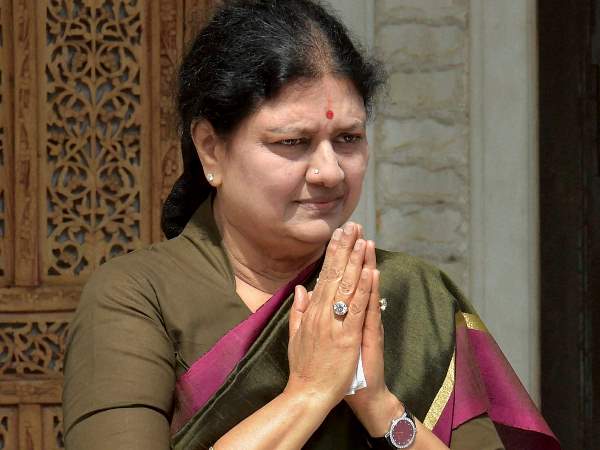  పార్టీని గుప్పిట్లోకి తీసుకొన్న శశికళ