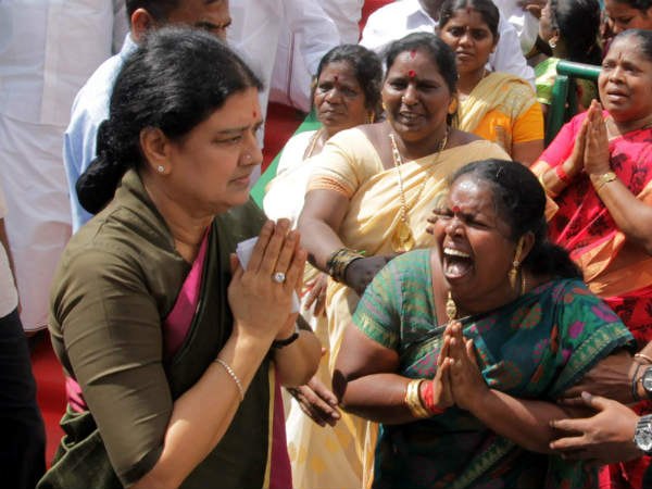 శశికళ బంధువర్గం శాసించే స్థాయికి..