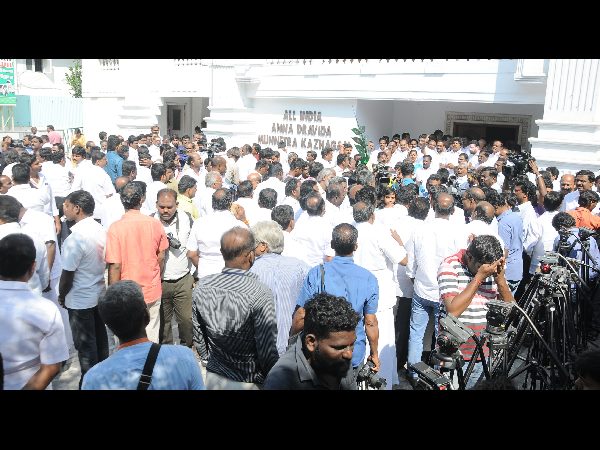 ద్రోహం చేయలేదని పన్నీరు సెల్వం