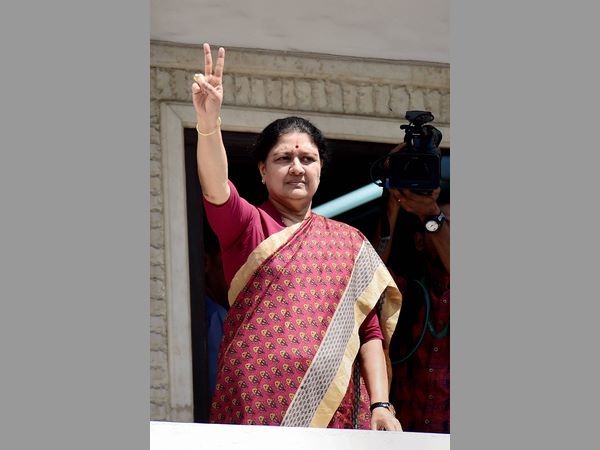 ఎదురేగిన పన్నీరు సెల్వం