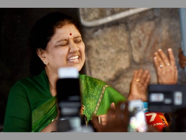 దీప వర్గీయుల ఆందోళన