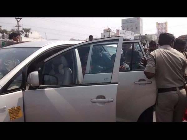 విమానాశ్రయంలో హడావుడి విమానాశ్రయంలో హడావుడి