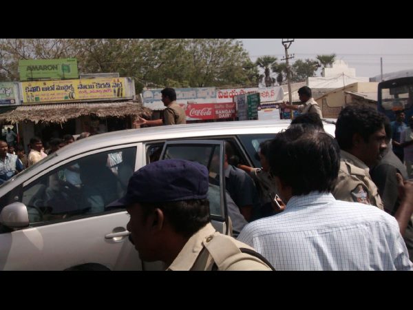 రోడ్డుపై పరుగులు.. హైదరాబాద్ తరలింపు రోడ్డుపై పరుగులు.. హైదరాబాద్ తరలింపు