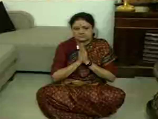 చిన్నమ్మ వింత ప్రవర్తన