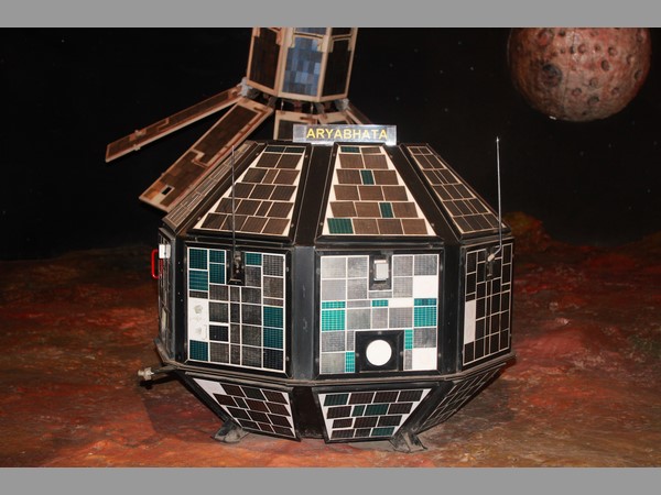 ఆర్యభట్టతో ఆరంభం... ఆర్యభట్టతో ఆరంభం...