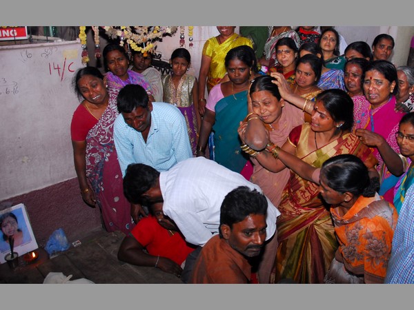 సగం కాలిపోయిన పర్సులో...