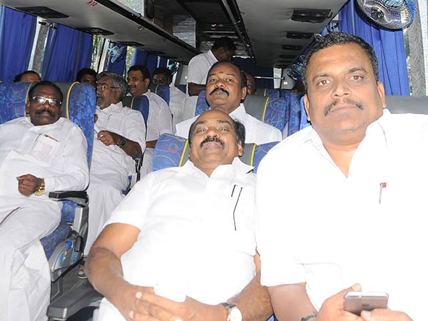 ఎమ్మెల్యేలను కాపాడుకునేందుకు పళని ప్రయత్నం ఎమ్మెల్యేలను కాపాడుకునేందుకు పళని ప్రయత్నం