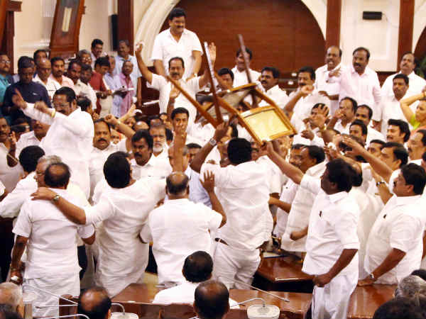 స్పీకర్ చొక్కా చిరిగింది.. స్టాలిన్ క్షమాపణ