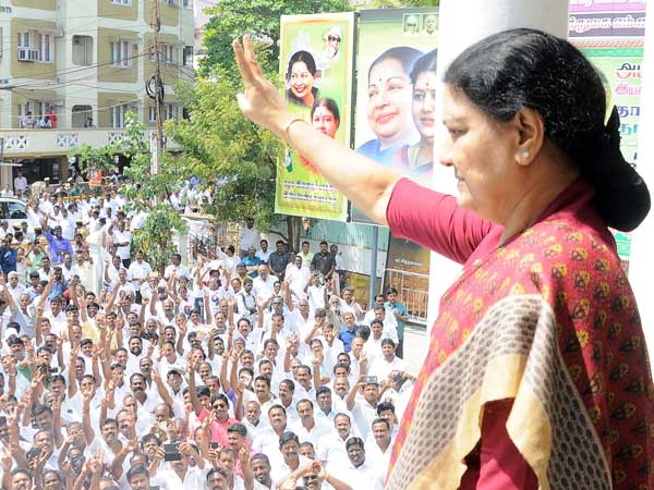 చిన్నమ్మ ఆశీస్సులతో టిక్కెట్లు పొందినవారే అత్యధికులు