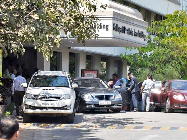 హైదరాబాద్‌కు రాక