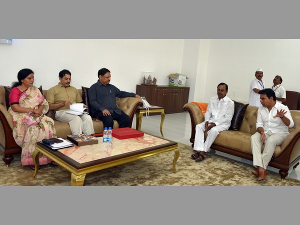 పవర్‌ లూం కార్మికులకు రూ.15 వేల వేతనం 