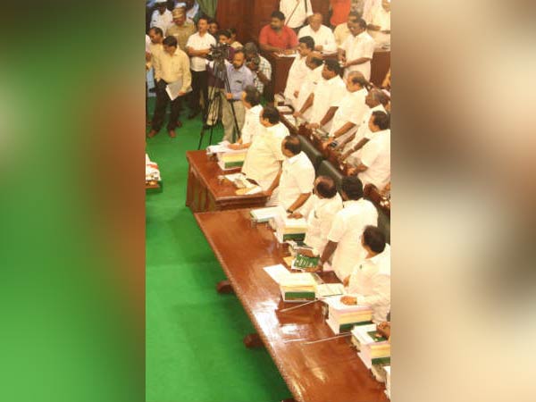 శశికళకు అండగా నిలిచిన మంత్రులు