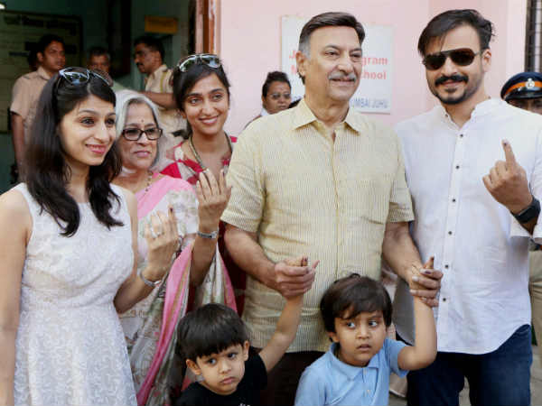 కుటుంబ సభ్యులతో కలిసి...