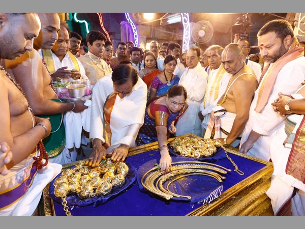 ఆభరణాల సమర్పణ 
