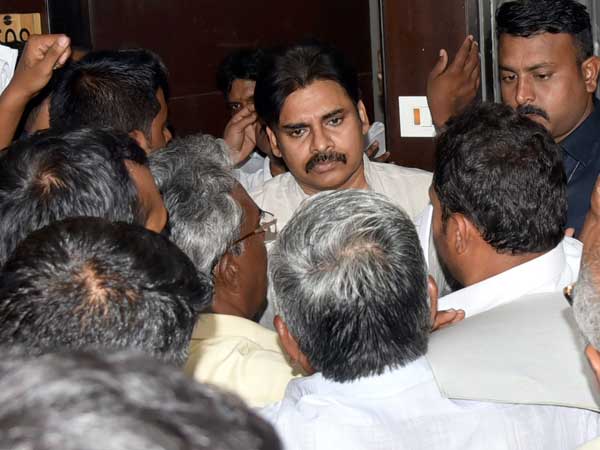 అందరూ హామీలు ఇస్తారు కానీ..