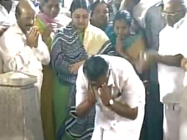 అమ్మ ఆశీస్సులతో ఉన్న పన్నీర్