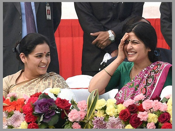 అఖిలేశ్ కు విజన్ ఉందన్న డింపుల్