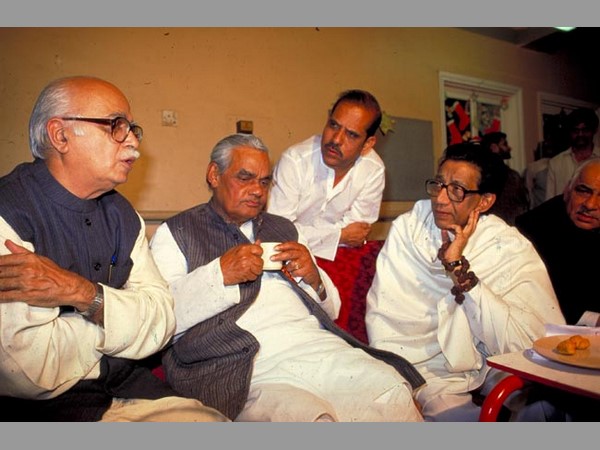 కమ్యూనిస్టులను అడ్డుకునేందుకు శివసేనకు సాయం