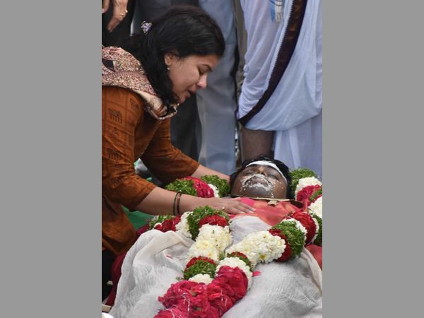 కుప్పకూలిన తల్లిదండ్రులు