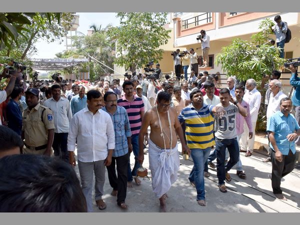 అంత్యక్రియలకు ప్రముఖులు హాజరు