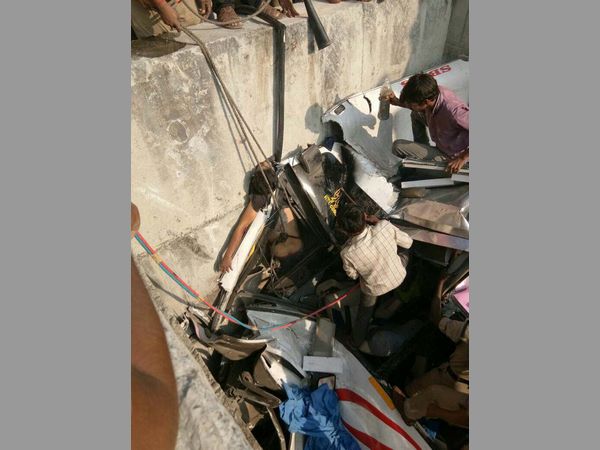 బస్సులోనే మృతదేహాలు..