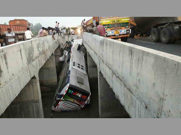 ఇరుక్కుపోయిన బస్సు..
