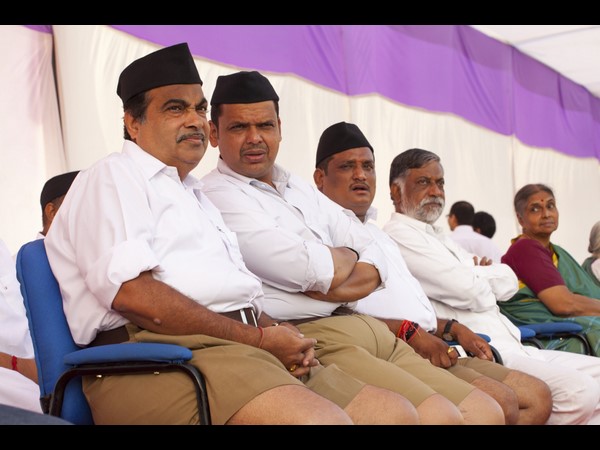 మోదీ తదితరులతో భేటీ తర్వాత మారిన ఫడ్నవీస్