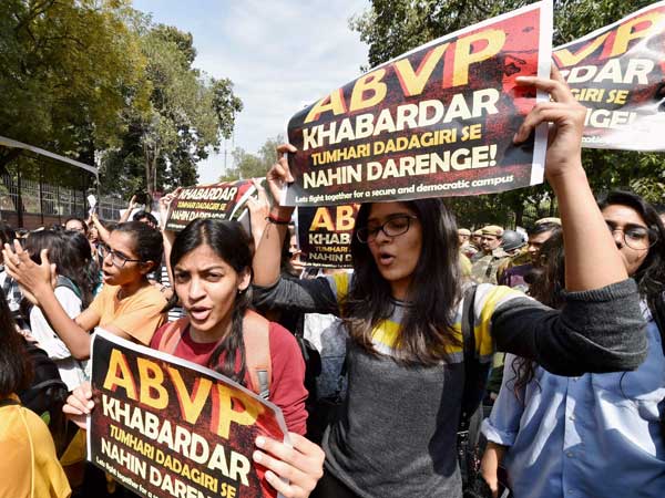 రిజిజుపై జావెద్ అక్తర్ మండిపాటు రిజిజుపై జావెద్ అక్తర్ మండిపాటు