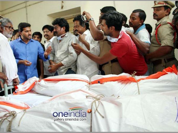 చేయి వేసి మాట్లాడటంపై అభ్యంతరం
