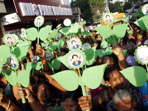 అమ్మకు ఓటు వేస్తే చిన్నమ్మ అంటారా