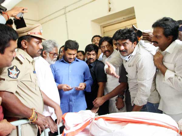 జగన్ పైన ముప్పేట దాడి