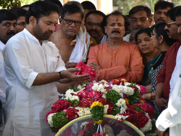 స్వంత ఇల్లుకు శ్రీనివాస్ రంగులు వేశాడు