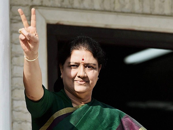 ఎడప్పాడి పళనిసామికి చెక్