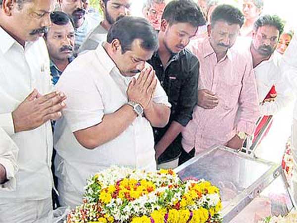 ఆ ట్రావెల్స్‌ను తెలంగాణలో నిషేధించాలి...
