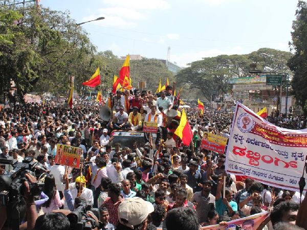 రెచ్చిపోయిన కన్నడ సంఘాలు