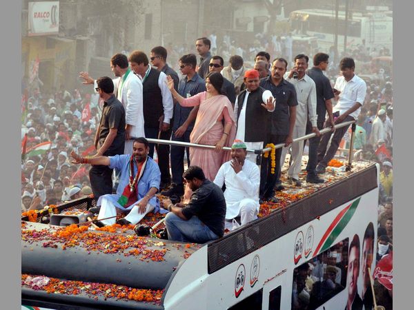 5000 మందికి పైగా విద్యార్థుల జోడు 5000 మందికి పైగా విద్యార్థుల జోడు