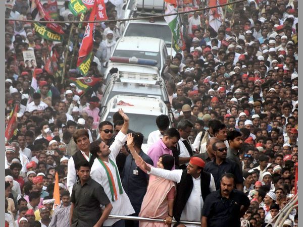 వారణాసి టౌన్ హాల్ వద్ద ఉద్రిక్తత వారణాసి టౌన్ హాల్ వద్ద ఉద్రిక్తత