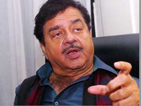 ప్రధాని మోదీపై షాట్ గన్ ఫైర్
