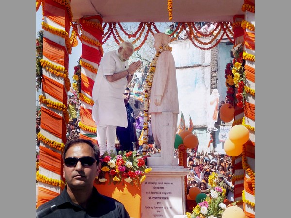 శాస్త్రి పట్ల మోదీ ఇలా..