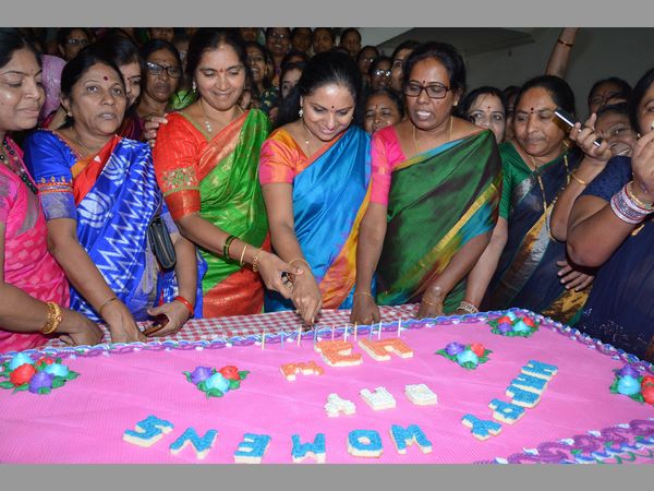 ఆటలు ఆడిన ఎంపి కవిత