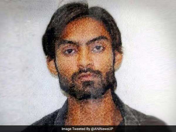 ఉగ్రవాది వద్ద ఐసిస్ జెండాలు, రైల్వే టైం టేబుల్ ఉగ్రవాది వద్ద ఐసిస్ జెండాలు, రైల్వే టైం టేబుల్